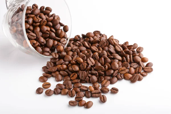 Kavrulmuş kahvenin beyaz arka planda izole. Kavrulmuş kahve çekirdekleri arka plan kapatın. Üst metin için kopya yer beyaz zemin üzerine kahve çekirdekleri kazık. Günaydın.