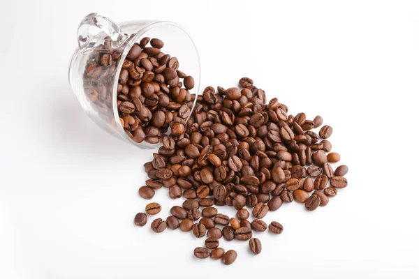 Kavrulmuş kahvenin beyaz arka planda izole. Kavrulmuş kahve çekirdekleri arka plan kapatın. Üst metin için kopya yer beyaz zemin üzerine kahve çekirdekleri kazık. Günaydın.