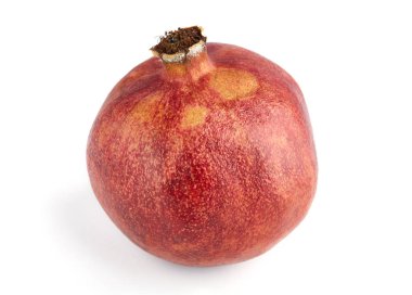 Sulu nar ve onun yarısı. Beyaz arka plan üzerinde izole olgun nar meyve. Meyve. Sağlıklı gıda. Vitaminler.