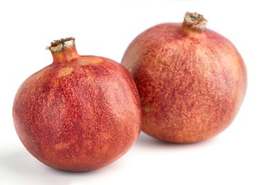 Sulu nar ve onun yarısı. Beyaz arka plan üzerinde izole olgun nar meyve. Meyve. Sağlıklı gıda. Vitaminler.