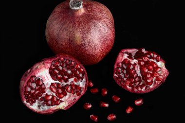 Sulu nar ve onun yarısı. Beyaz arka plan üzerinde izole olgun nar meyve. Meyve. Sağlıklı gıda. Vitaminler.