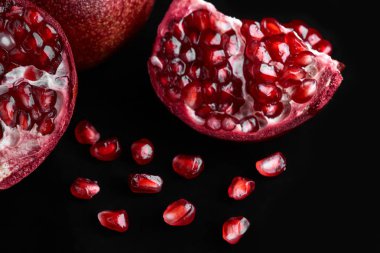 Sulu nar ve onun yarısı. Beyaz arka plan üzerinde izole olgun nar meyve. Meyve. Sağlıklı gıda. Vitaminler.