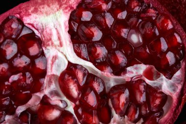 Sulu nar ve onun yarısı. Beyaz arka plan üzerinde izole olgun nar meyve. Meyve. Sağlıklı gıda. Vitaminler.