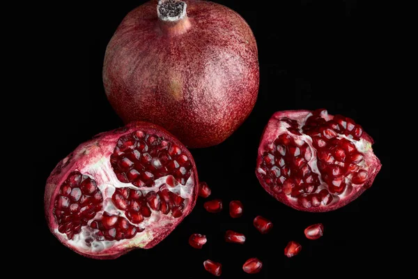 Sulu nar ve onun yarısı. Beyaz arka plan üzerinde izole olgun nar meyve. Meyve. Sağlıklı gıda. Vitaminler.