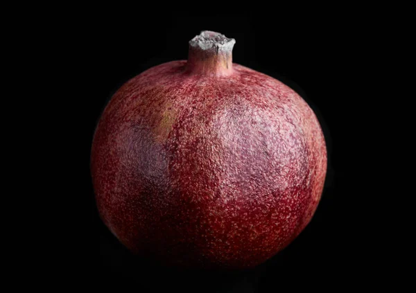 Sappige Granaatappel Helft Rijpe Granaatappel Fruit Geïsoleerd Een Witte Achtergrond — Stockfoto