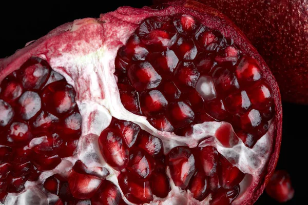 Sulu nar ve onun yarısı. Beyaz arka plan üzerinde izole olgun nar meyve. Meyve. Sağlıklı gıda. Vitaminler.