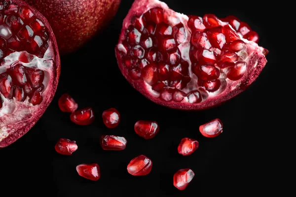 Sulu nar ve onun yarısı. Beyaz arka plan üzerinde izole olgun nar meyve. Meyve. Sağlıklı gıda. Vitaminler.