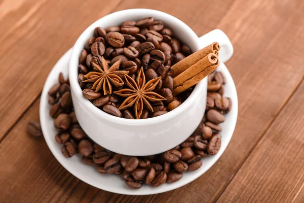 Kahve çekirdekleri ve tarçın çuval bezi bir arka plan üzerinde. Kavrulmuş kahve çekirdekleri arka plan kapatın. Üst metin kopyalama yeri olan kahve çekirdekleri kazık. Baharat. Baharat. Tarçın. Badian. Kahve evi.
