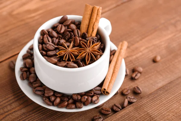 Kahve çekirdekleri ve tarçın çuval bezi bir arka plan üzerinde. Kavrulmuş kahve çekirdekleri arka plan kapatın. Üst metin kopyalama yeri olan kahve çekirdekleri kazık. Baharat. Baharat. Tarçın. Badian. Kahve evi.