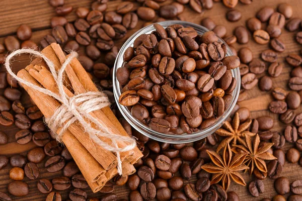 Kahve çekirdekleri ve tarçın çuval bezi bir arka plan üzerinde. Kavrulmuş kahve çekirdekleri arka plan kapatın. Üst metin kopyalama yeri olan kahve çekirdekleri kazık. Baharat. Baharat. Tarçın. Badian. Kahve evi.