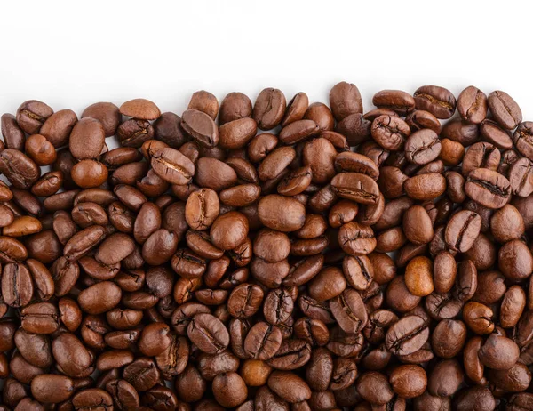 Kavrulmuş kahvenin beyaz arka planda izole. Kavrulmuş kahve çekirdekleri arka plan kapatın. Üst metin için kopya yer beyaz zemin üzerine kahve çekirdekleri kazık. Günaydın.
