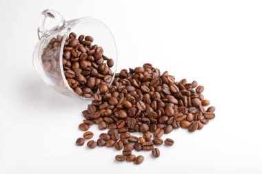 Kavrulmuş kahvenin beyaz arka planda izole. Kavrulmuş kahve çekirdekleri arka plan kapatın. Üst metin için kopya yer beyaz zemin üzerine kahve çekirdekleri kazık. Günaydın.