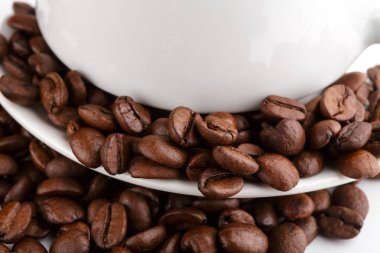 Kavrulmuş kahvenin beyaz arka planda izole. Kavrulmuş kahve çekirdekleri arka plan kapatın. Üst metin için kopya yer beyaz zemin üzerine kahve çekirdekleri kazık. Günaydın.