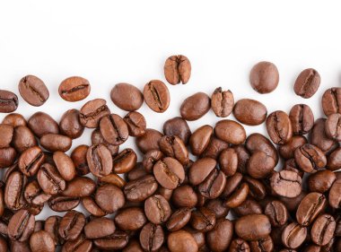 Kavrulmuş kahvenin beyaz arka planda izole. Kavrulmuş kahve çekirdekleri arka plan kapatın. Üst metin için kopya yer beyaz zemin üzerine kahve çekirdekleri kazık. Günaydın.