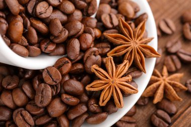 Kahve çekirdekleri ve tarçın çuval bezi bir arka plan üzerinde. Kavrulmuş kahve çekirdekleri arka plan kapatın. Üst metin kopyalama yeri olan kahve çekirdekleri kazık. Baharat. Baharat. Tarçın. Badian. Kahve evi.