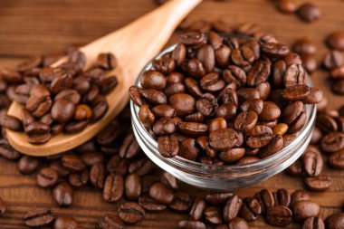 Kahve çekirdekleri ve tarçın çuval bezi bir arka plan üzerinde. Kavrulmuş kahve çekirdekleri arka plan kapatın. Üst metin kopyalama yeri olan kahve çekirdekleri kazık. Baharat. Baharat. Tarçın. Badian. Kahve evi.