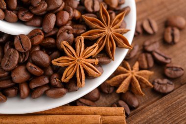 Kahve çekirdekleri ve tarçın çuval bezi bir arka plan üzerinde. Kavrulmuş kahve çekirdekleri arka plan kapatın. Üst metin kopyalama yeri olan kahve çekirdekleri kazık. Baharat. Baharat. Tarçın. Badian. Kahve evi.