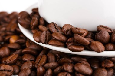 Kavrulmuş kahvenin beyaz arka planda izole. Kavrulmuş kahve çekirdekleri arka plan kapatın. Üst metin için kopya yer beyaz zemin üzerine kahve çekirdekleri kazık. Günaydın.