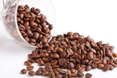 Kavrulmuş kahvenin beyaz arka planda izole. Kavrulmuş kahve çekirdekleri arka plan kapatın. Üst metin için kopya yer beyaz zemin üzerine kahve çekirdekleri kazık. Günaydın.