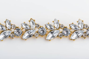 elmas kolye beyaz bir arka plan. Renkli taşlarla şık kolye. Bir yuvarlak altın metal kolye ve kristal. Mücevherat. Bayan aksesuarlar. Boynundaki kolye. Değerli mücevher.