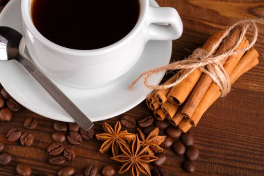 Kahve çekirdekleri. Günaydın. Kavrulmuş kahve çekirdekleri arka plan kapatın. Üst metin kopyalama yeri olan kahve çekirdekleri kazık. Kahve evi.