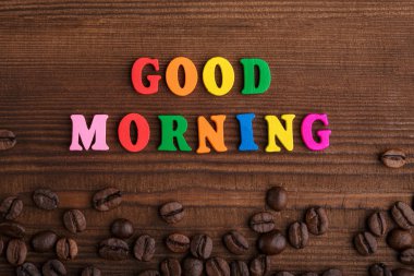 Kahve çekirdekleri. Günaydın. Kavrulmuş kahve çekirdekleri arka plan kapatın. Üst metin kopyalama yeri olan kahve çekirdekleri kazık. Kahve evi.