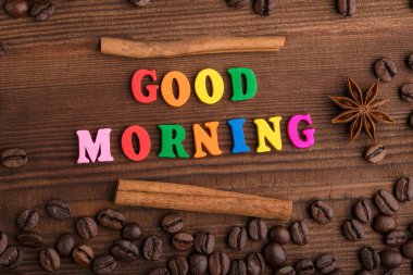 Kahve çekirdekleri. Günaydın. Kavrulmuş kahve çekirdekleri arka plan kapatın. Üst metin kopyalama yeri olan kahve çekirdekleri kazık. Kahve evi.