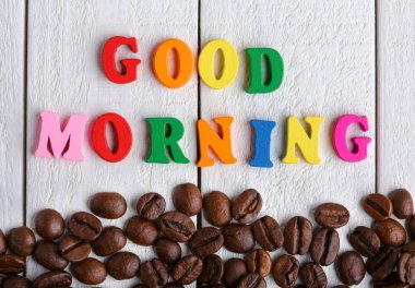 Kahve çekirdekleri. Günaydın. Kavrulmuş kahve çekirdekleri arka plan kapatın. Üst metin kopyalama yeri olan kahve çekirdekleri kazık. Kahve evi.