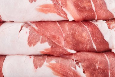 Çiğ domuz eti. Pastırma damarlı damarlar ile. Kıyılmış et. Et yemek. Sığır eti. Et yakın çekim dokusuna.