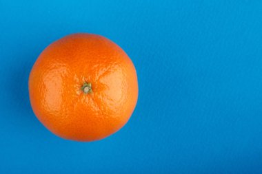 Beyaz bir arka plan üzerinde olgunlaşmış mandalina yakın çekim. Mandalina portakal. Renkli yiyecek ve içecek hayat kavramı hala. Taze meyve ve sebze renk arka plan üzerinde. Clementine. Narenciye. Taze meyve. Diyet.