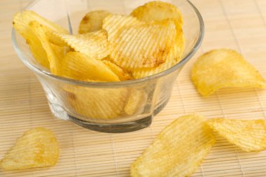 Gevrek patates cipsi. Fast Food. Patates. Yağlı sağlıksız gıdalar. Oluklu cips