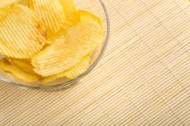 Gevrek patates cipsi. Fast Food. Patates. Yağlı sağlıksız gıdalar. Oluklu cips