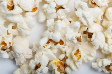 Kırmızı ve beyaz karton kutu içinde patlamış mısır. Patlamış mısır sınır üzerinde beyaz izole. Film. Fast food. Mısır