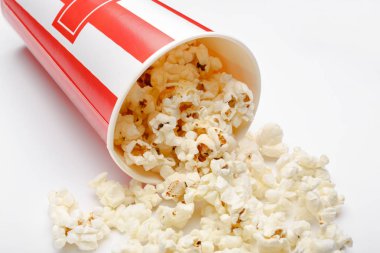 Kırmızı ve beyaz karton kutu içinde patlamış mısır. Patlamış mısır sınır üzerinde beyaz izole. Film. Fast food. Mısır