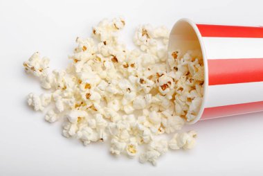 Kırmızı ve beyaz karton kutu içinde patlamış mısır. Patlamış mısır sınır üzerinde beyaz izole. Film. Fast food. Mısır