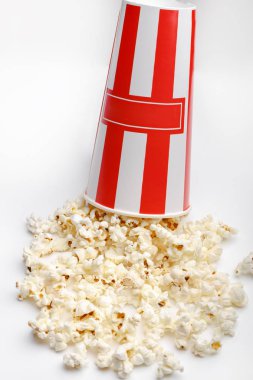 Kırmızı ve beyaz karton kutu içinde patlamış mısır. Patlamış mısır sınır üzerinde beyaz izole. Film. Fast food. Mısır