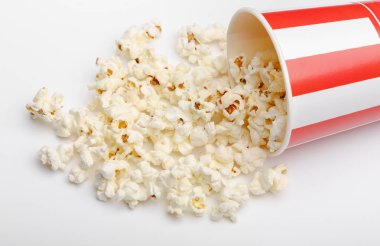 Kırmızı ve beyaz karton kutu içinde patlamış mısır. Patlamış mısır sınır üzerinde beyaz izole. Film. Fast food. Mısır