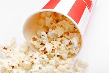 Kırmızı ve beyaz karton kutu içinde patlamış mısır. Patlamış mısır sınır üzerinde beyaz izole. Film. Fast food. Mısır