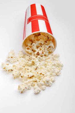 Kırmızı ve beyaz karton kutu içinde patlamış mısır. Patlamış mısır sınır üzerinde beyaz izole. Film. Fast food. Mısır