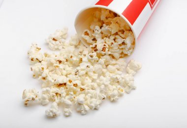 Kırmızı ve beyaz karton kutu içinde patlamış mısır. Patlamış mısır sınır üzerinde beyaz izole. Film. Fast food. Mısır