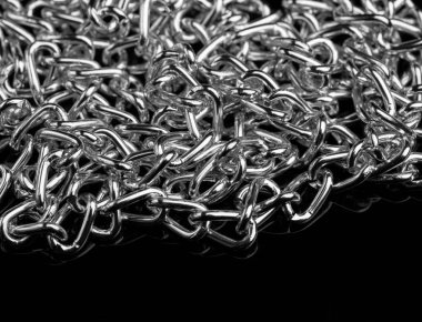 Zincir yığın - metal arka plan. Koleksiyon gümüş takı zincir izole bir siyah arka plan üzerine. Farklı uzunlukta metal zincir kümesi. Aksesuarlar. Mücevherat. Gümüş.