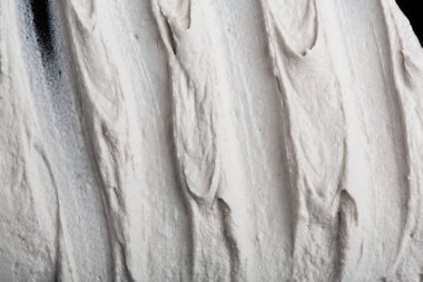 Yapısal Alçı beyaz siyah bir arka plan. Beyaz krema. boya karalama. Hamuru