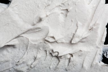 Yapısal Alçı beyaz siyah bir arka plan. Beyaz krema. boya karalama. Hamuru