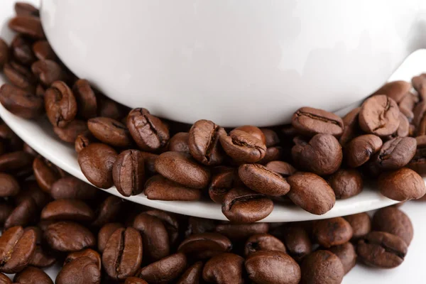 Kavrulmuş kahvenin beyaz arka planda izole. Kavrulmuş kahve çekirdekleri arka plan kapatın. Üst metin için kopya yer beyaz zemin üzerine kahve çekirdekleri kazık. Günaydın.