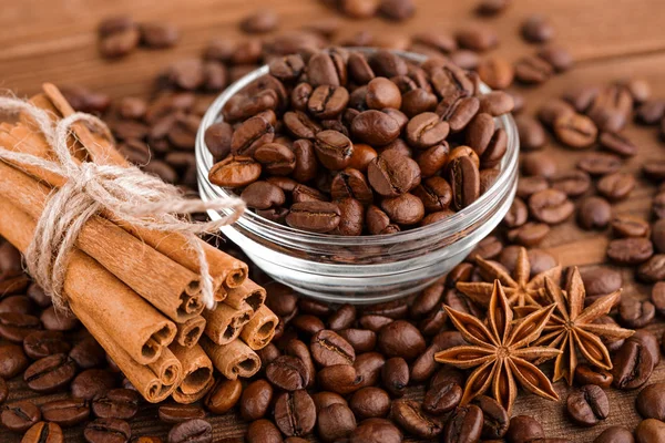 Kahve çekirdekleri ve tarçın çuval bezi bir arka plan üzerinde. Kavrulmuş kahve çekirdekleri arka plan kapatın. Üst metin kopyalama yeri olan kahve çekirdekleri kazık. Baharat. Baharat. Tarçın. Badian. Kahve evi.
