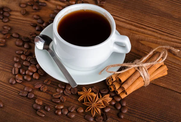 Kahve çekirdekleri. Günaydın. Kavrulmuş kahve çekirdekleri arka plan kapatın. Üst metin kopyalama yeri olan kahve çekirdekleri kazık. Kahve evi.