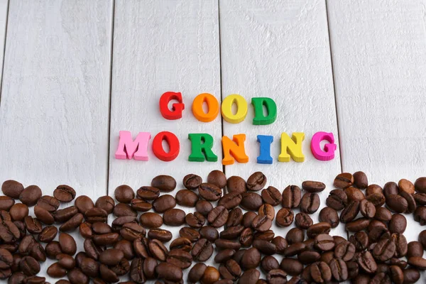 Kahve çekirdekleri. Günaydın. Kavrulmuş kahve çekirdekleri arka plan kapatın. Üst metin kopyalama yeri olan kahve çekirdekleri kazık. Kahve evi.