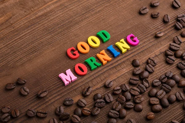 Kahve çekirdekleri. Günaydın. Kavrulmuş kahve çekirdekleri arka plan kapatın. Üst metin kopyalama yeri olan kahve çekirdekleri kazık. Kahve evi.