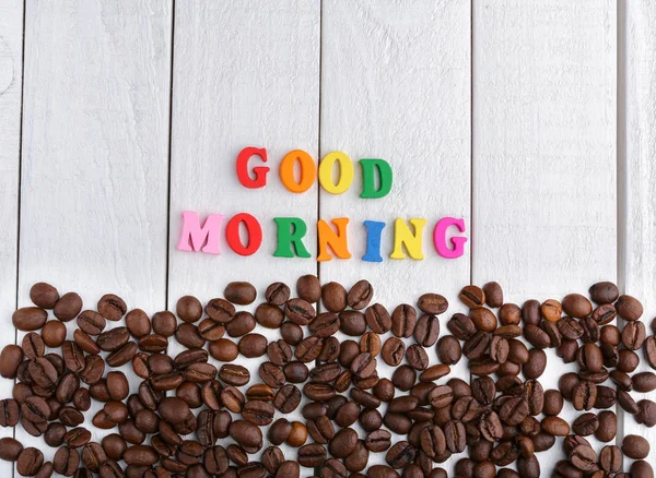 Kahve çekirdekleri. Günaydın. Kavrulmuş kahve çekirdekleri arka plan kapatın. Üst metin kopyalama yeri olan kahve çekirdekleri kazık. Kahve evi.