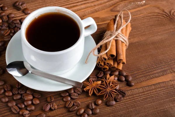 Kahve çekirdekleri. Günaydın. Kavrulmuş kahve çekirdekleri arka plan kapatın. Üst metin kopyalama yeri olan kahve çekirdekleri kazık. Kahve evi.